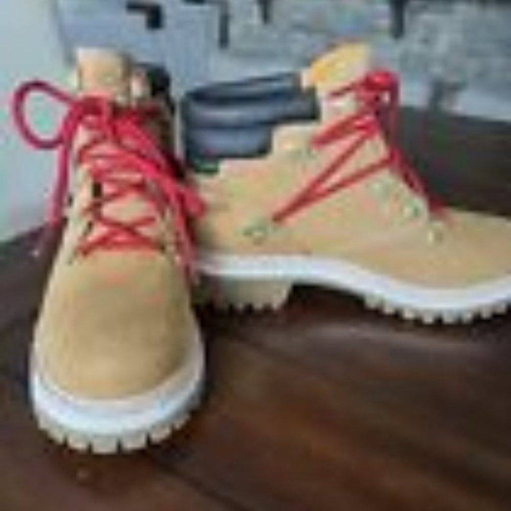 Womens Timberland boots, size 7 BRAND NEW
